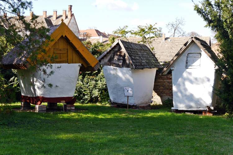 Skanzen Szántalpas Gabonáskasx