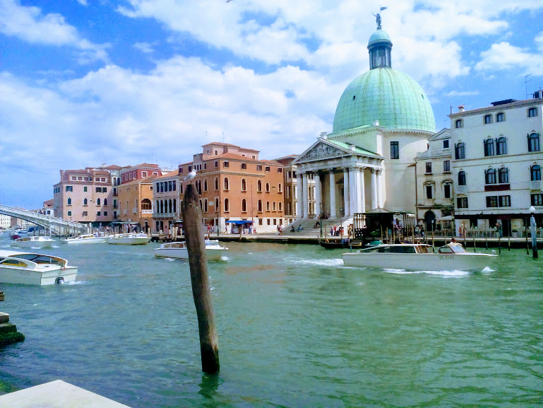 Velence a pályaudvarnál