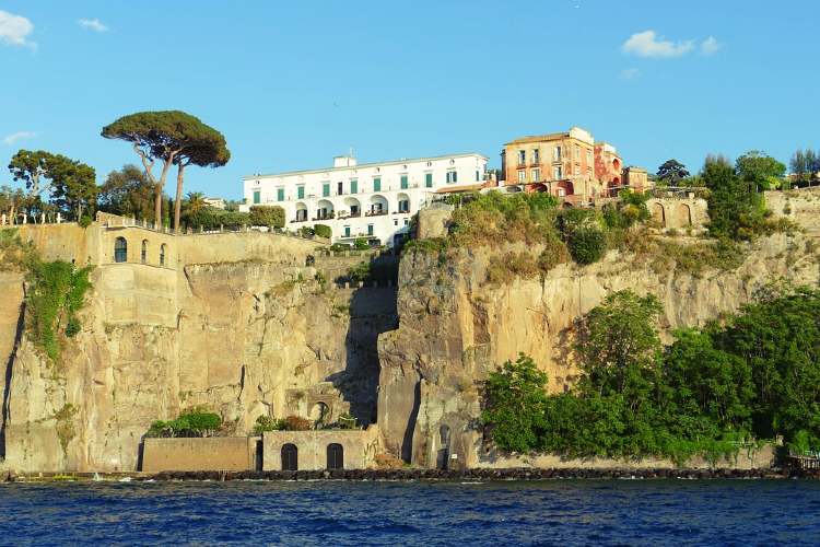 olaszo sorrento var epulet1